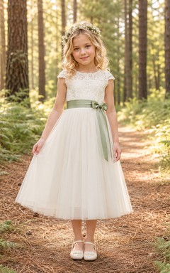 Blumenmädchenkleid in A-Linie mit kurzem Ärmel, Rundhalsausschnitt, wadenlangem Rock und Schärpenverzierung aus Tüll und Spitze mit salbeigrüner Schärpe.