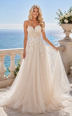 Robe de mariée romantique bustier en dentelle et tulle, dos nu, style chapelle, plage