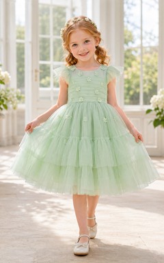 Robe de demoiselle d'honneur vert menthe en tulle superposé, coupe trapèze, manches pétales, appliques florales et volants