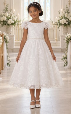 Vestido de niña de flores blanco de corte A con encaje floral, mangas con volantes, espalda en V y doble lazo, largo hasta la rodilla.