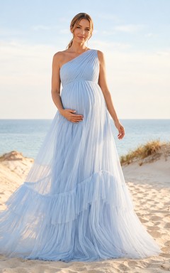 Vestido de maternidad romántico azul cielo con un solo hombro, falda imperio de tul escalonada y cola larga.