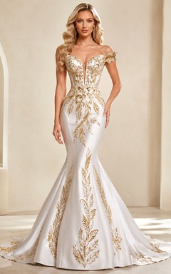 Robe de mariée sirène longue en satin à manches courtes et col en V, ornée de motifs de vigne dorée. Un modèle luxueux.