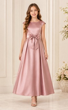 Vestido de dama de honor juvenil color rosa empolvado, corte en A, manga corta, detalle de lazo de satén elegante.