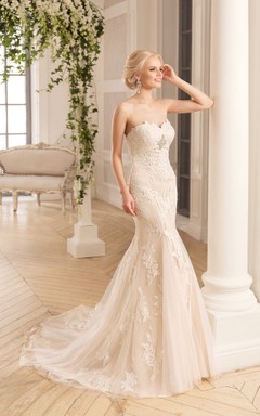 Vestido largo de sirena con escote corazón, sin mangas, sin espalda, de encaje y tul, con apliques y broche.