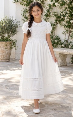 Vestido de niña de flores blanco vintage, corte en A, mangas abullonadas, largo hasta los tobillos, con cuello Peter Pan fruncido y ribete de encaje.