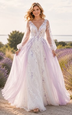 Lavendelfarbenes Brautkleid in A-Linie mit Ombré-Effekt, V-Ausschnitt, langen Ärmeln und Kapellenschleppe aus Spitze.
