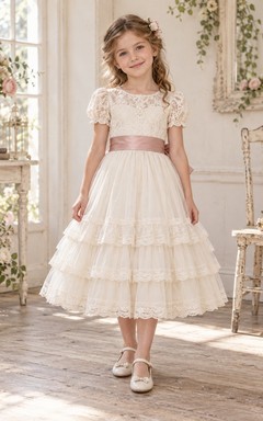 Vestido de niña de flores de corte A, largo hasta la rodilla, color marfil, estampado floral, tul, mangas cortas, volantes y fajín de rosas.