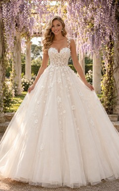 Vestido de novia de tul y encaje playero, estilo princesa, sin tirantes, escote corazón, cola larga, espalda baja en V.