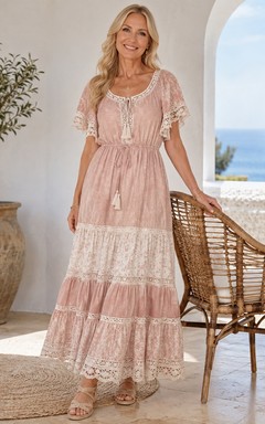 Boho-Kleid in Blush mit Rundhalsausschnitt, Glockenärmeln, Spitzeneinsatz und Stufenrock in Knöchellänge – perfekt für Mütter