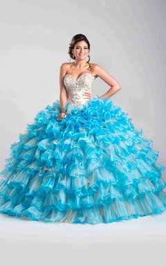 Ballkleid mit Herzausschnitt, mehrlagigen Rüschen und abnehmbarem Cape