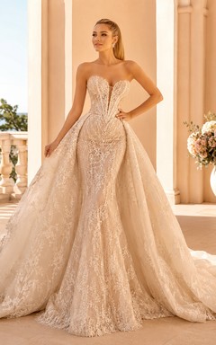 Trägerloses, herzförmiges Brautkleid aus Tüll mit Perlen- und Blumenstickerei in A-Linie