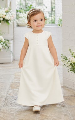 Robe de baptême minimaliste pour bébé, coupe trapèze, longueur cheville, col rond, sans manches, en satin, boutonnée sur le devant et au dos.
