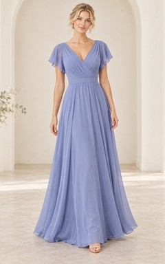 Sommerliches, periwinkelfarbenes Chiffon-Brautjungfernkleid mit flatternden Ärmeln, tiefem V-Ausschnitt, Wickeloptik, A-Linie und bodenlang