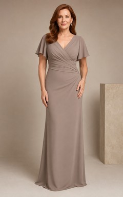 MOB-Kleid, taupefarbenes Chiffon-Jersey-Etui-Kleid mit flatternden Ärmeln, V-Ausschnitt, bodenlang, gerafft