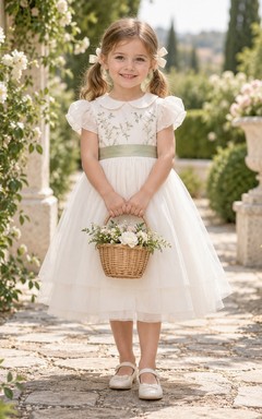 Teelanges, elfenbeinfarbenes Vintage-Kleid in A-Linie aus Tüll mit Kragen, Puffärmeln und grüner Schärpe für Blumenmädchen