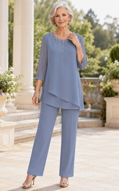 Stahlblauer, schlichter Chiffon-Hosenanzug mit asymmetrischem Perlenbesatz am Ausschnitt und Dreiviertelärmeln – ideal für die Großmutter der Braut.