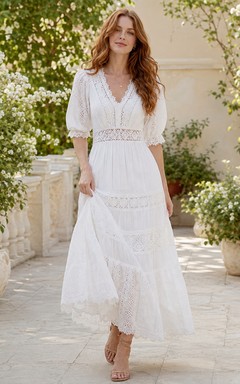 Weißes, böhmisches Chiffon-Kleid mit halben Ärmeln, V-Ausschnitt und Knöchellänge aus Spitze