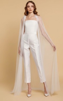Mono de boda sin tirantes con capa de tul y estampado floral, pernera ancha.