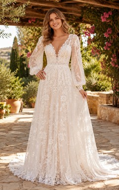 Robe de mariée bohème à col en V en dentelle, manches longues style poète, coupe trapèze, idéale pour un mariage à destination