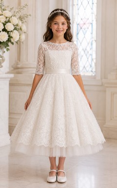 Robe de première communion blanche en dentelle, longueur thé, manches mi-longues, en dentelle.