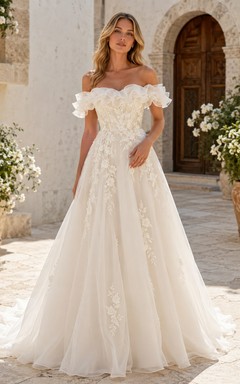 Robe de mariée romantique à épaules dénudées, volants, dentelle florale, coupe trapèze et traîne courte, en dentelle florale.