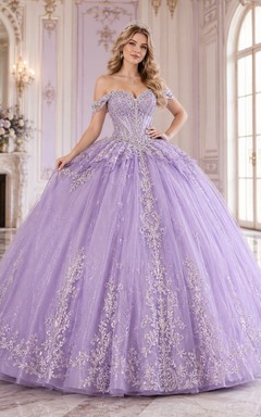 Vestido de princesa de quinceañera de tul bordado con escote corazón y hombros descubiertos, color lila plateado de lujo.