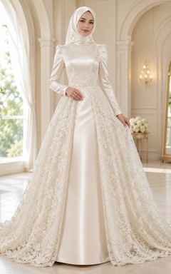 Vestido de novia musulmán de satén con cuello alto y sobrefalda de encaje desmontable.
