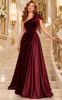 Robe de soirée longue en velours bordeaux à une épaule et à fronces, années 1980