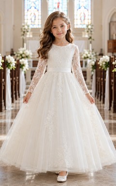 Robe de demoiselle d'honneur trapèze en dentelle et tulle, longueur au sol, manches longues, ornée d'appliqués floraux.