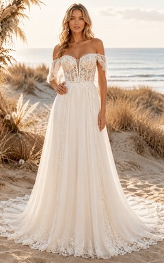 Robe de mariée bohème en dentelle florale, épaules dénudées, décolleté cœur, manches courtes, coupe trapèze, traîne chapelle, idéale pour la plage