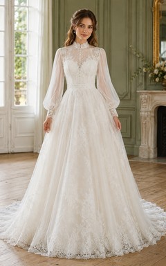 Vestido de novia clásico de encaje con mangas largas, cuello alto, corte en A y cola larga.