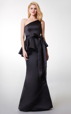 Encantador vestido de un solo tirante con cinta y peplum.