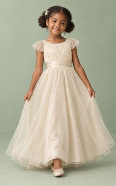 Champagnerfarbenes A-Linien-Kleid für Blumenmädchen mit transparentem Rock, flatternden Ärmeln, plissiertem Oberteil, bodenlang, umgeschlagener Taille und tiefem Rückenausschnitt.