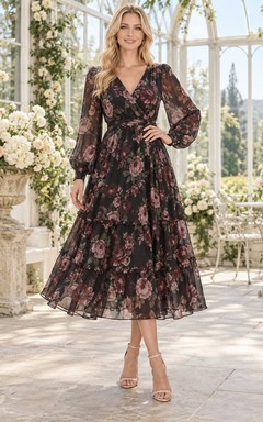 Vestido de invitada negro de corte A, escote en V, manga larga y largo hasta la rodilla.