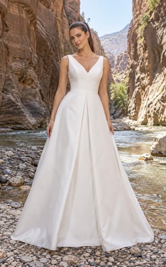 Vestido de novia sencillo de satén con escote en V, sin mangas, corte en A, cintura plisada y largo hasta el suelo.