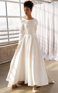Langärmeliges, bodenlanges Brautkleid aus Satin mit Rundhalsausschnitt und tiefem V-Ausschnitt am Rücken – schlicht und elegant