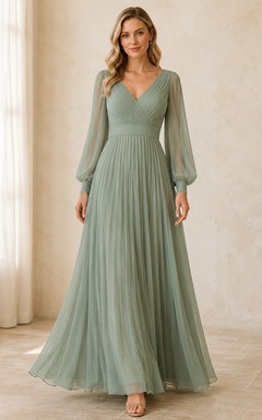 Salbeigrünes, bodenlanges Brautjungfernkleid mit V-Ausschnitt, langen Ärmeln, plissiertem Chiffon und A-Linien-Schnitt.