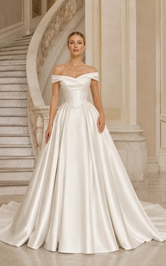 Robe de bal intemporelle en satin, épaules dénudées, manches courtes, traîne chapelle, plissée, style bohème.