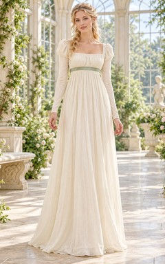 Robe de mariée empire en mousseline à manches longues et col carré, style Régence, avec ceinture.