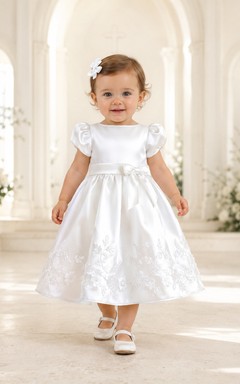 Taufkleid aus luxuriösem Satin, A-Linie, mit Rundhalsausschnitt, kurzen Ärmeln und Spitzenbesatz