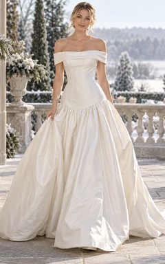 Vestido de novia de tafetán con cintura baja y hombros descubiertos y cola larga