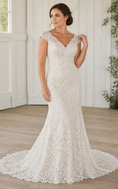 Vestido de novia de encaje estilo catedral con escote en V festoneado y mangas cortas, corte sirena y mangas modestas