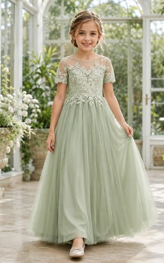 Blumenmädchenkleid aus salbeifarbener Spitze und Tüll, A-Linie, kurze Ärmel, eckiger Ausschnitt, bodenlang, mit floralen Applikationen