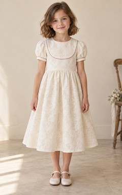 Schlichtes, cremefarbenes Vintage-Kleid in Teelänge mit tiefem Paspeleinsatz, kurzen Puffärmeln, Bündchen und floralem Jacquardmuster.