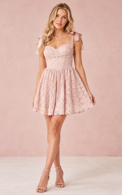 Rosafarbenes Babydoll-Minikleid aus Spitze in A-Linie mit Satin-Schleifen an den Schulterträgern
