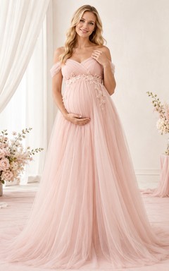 Robe de maternité rose poudré à épaules dénudées en tulle ornée d'appliqués floraux et coupe empire