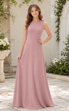 Vestido de dama de honor juvenil color rosa empolvado, corte ajustado, sin mangas, con detalles de joyas, elegante.