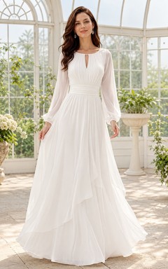 Robe de soirée romantique en mousseline ivoire à manches longues style bateau, coupe trapèze et manches longues.