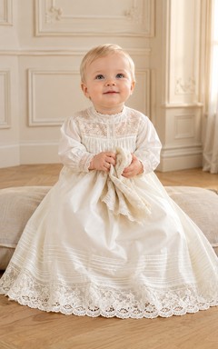 Elfenbeinfarbenes Taufkleid mit Rüschenkragen und Spitzensaum für Jungen