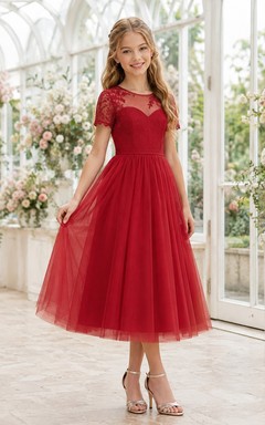 Vestido rojo de dama de honor juvenil, corte en A, largo hasta la rodilla, manga corta con detalle decorativo, estilo romántico.